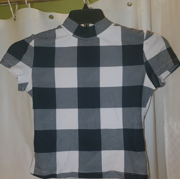 Shein Checkered Mock-Neck Crop - Picture 2 of 3